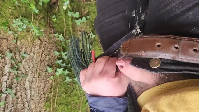 Pissing outside au naturelle