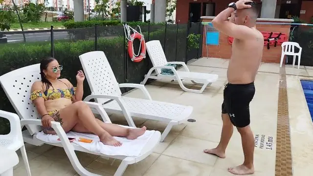 Invito a mi vecino a nadar y luego a mi apartamento